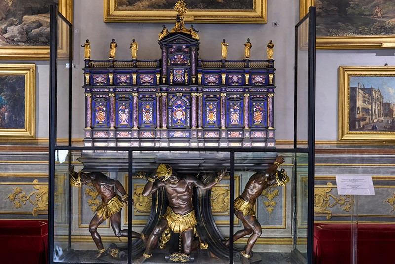 Một tủ bằng đá quý “pietra dura” và đồng mạ vàng do Filippo Schor chế tác, được trưng bày tại Palazzo Colonna ở Rome. Ảnh: AP. chum-anh-kho-bau-trong-cung-dien-colonna-rome-09.jpg