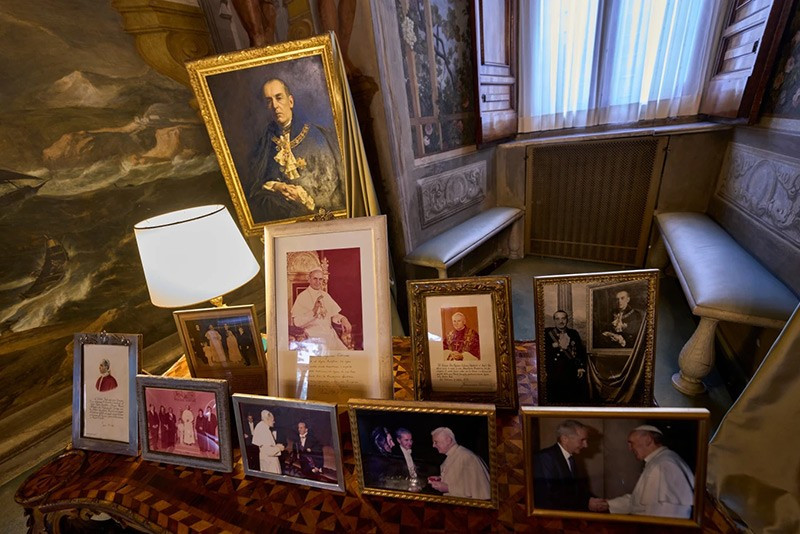 Một bức chân dung của Hoàng tử Marcantonio Colonna được treo phía trên các bức ảnh gia đình bên trong khu căn hộ của hoàng tử tại Palazzo Colonna ở Rome. Ảnh: AP. chum-anh-kho-bau-trong-cung-dien-colonna-rome-015.jpg