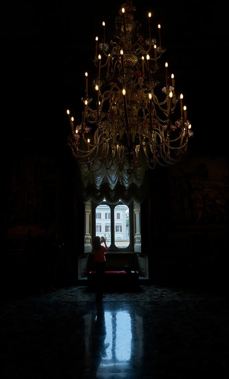 Các nhà báo tham quan Palazzo Colonna ở Rome. Ảnh: AP. chum-anh-kho-bau-trong-cung-dien-colonna-rome-018.jpg