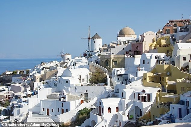 du-khach-hoang-loan-chung-kien-lang-santorini-rung-chuyen-vi-sat-lo-khong-lo-4.jpg