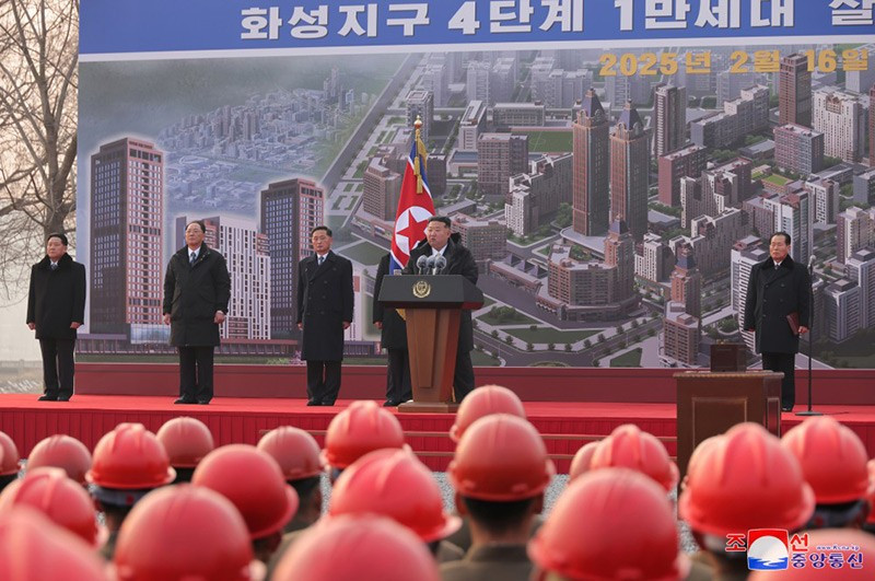 ong-kim-jong-un-khoi-cong-du-an-can-ho-hwasong-012.jpg