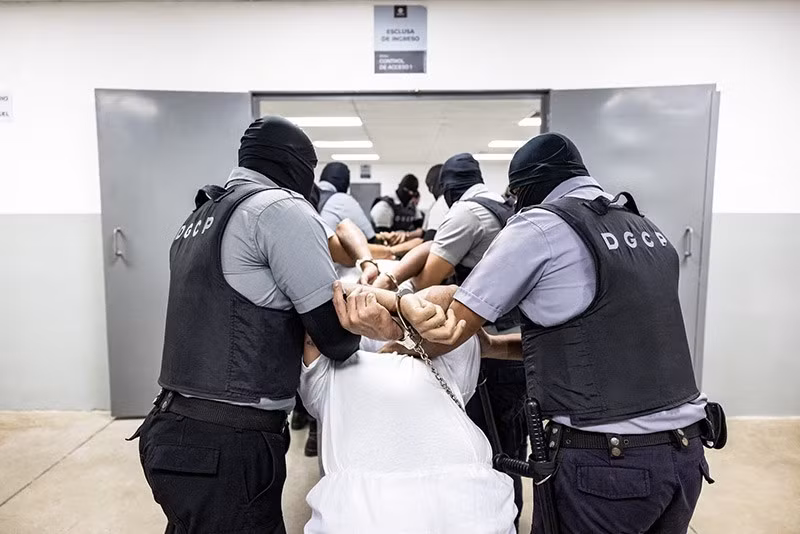 Những người chỉ trích lập luận rằng Mỹ dựa vào bằng chứng mong manh như hình xăm để dán nhãn những người di cư là thành viên băng đảng. chum-anh-my-truc-xuat-thanh-vien-bang-dang-toi-el-salvador-09.jpg