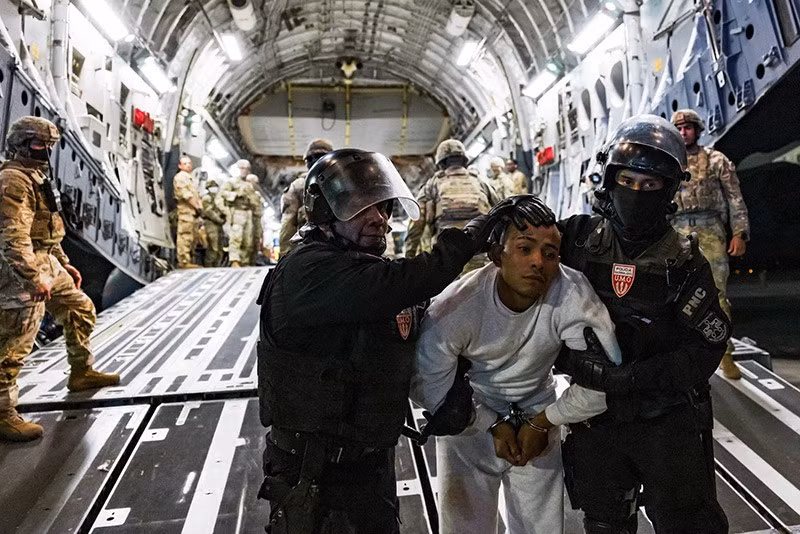 Mỹ đã tăng cường trục xuất người di cư về El Salvador, nhắm vào những người di cư bị cáo buộc có liên hệ với băng đảng Mara Salvatrucha (MS-13) của Salvador và Tren de Aragua của Venezuela, vốn bị Washington dán nhãn là tổ chức "khủng bố". chum-anh-my-truc-xuat-thanh-vien-bang-dang-toi-el-salvador-01.jpg