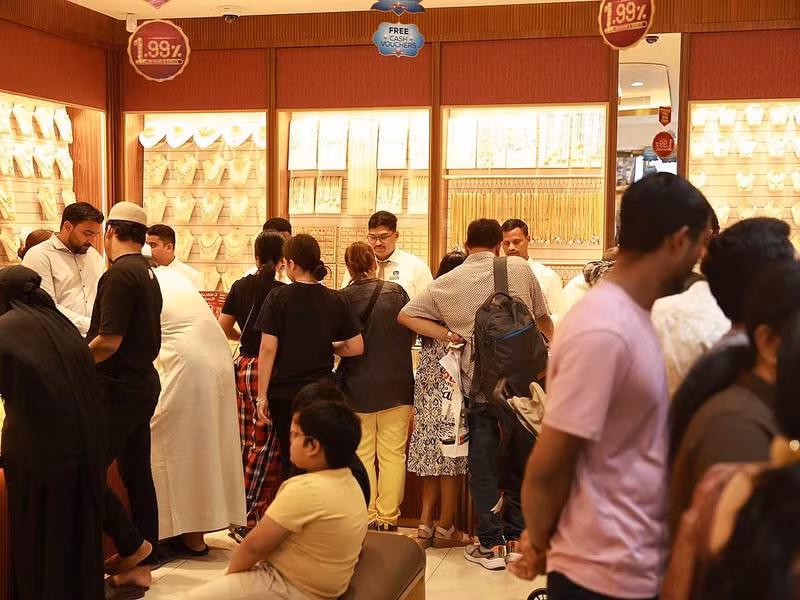 Chợ vàng nổi tiếng của Dubai đón lượng khách tăng vọt khi người dân xếp hàng mua vàng vào ngày Dhanteras thiêng liêng. vang-dubai-6.jpg