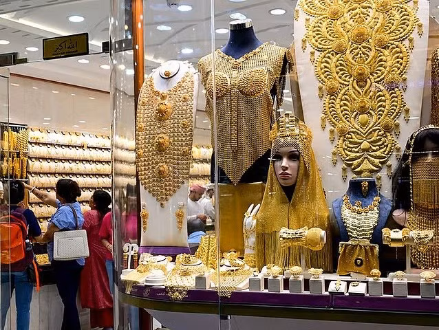 Các cửa hàng trang sức trên khắp Dubai và các tiểu vương quốc khác chứng kiến lượng khách lễ hội đông đúc khi người dân xếp hàng mua vàng nhân dịp Dhanteras và Diwali. vang-dubai-1.jpg