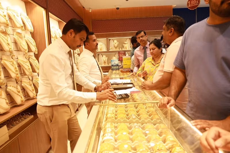 Người mua sắm so sánh các thiết kế vàng tinh xảo. vang-dubai-7.jpg