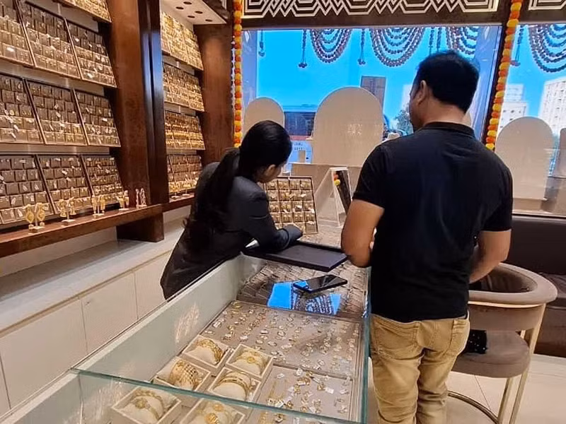 Khi Diwali đang đến gần, các cửa hàng vàng ở Dubai rực rỡ hơn bao giờ hết giữa nhu cầu mua sắm lễ hội tăng cao. vang-dubai-9.jpg