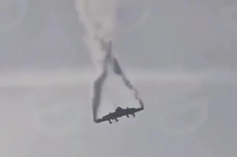 Ban đầu có thông tin nhầm lẫn rằng đây là một trực thăng, nhưng sau đó được xác nhận là máy bay C-130. khoanh-khac-kinh-hoang-may-bay-quan-su-xoay-vong-roi-no-tung-tren-bau-troi-gruzia.jpg