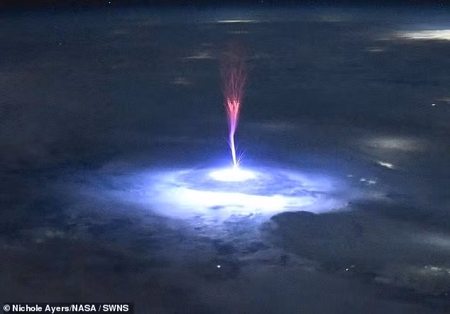 Hiện tượng này được cho là do sét dương đánh từ mây xuống đất, tạo ra điện trường lan lên tầng khí quyển phía trên. Hiện tượng trong ảnh mang màu đỏ, kéo dài trong tích tắc và hiếm khi thấy trừ khi quan sát từ độ cao khoảng 400 km. anh-chop-do-bi-an-tu-tram-vu-tru-gay-sung-sot-gioi-khoa-hoc.jpg