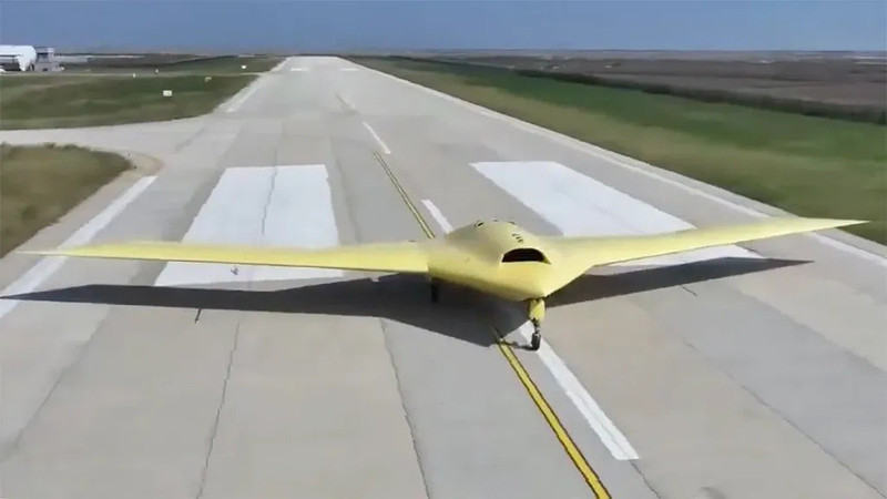 ro-ri-uav-khong-lo-cua-trung-quoc-sai-canh-ngang-ngua-b-2-my-3.jpg