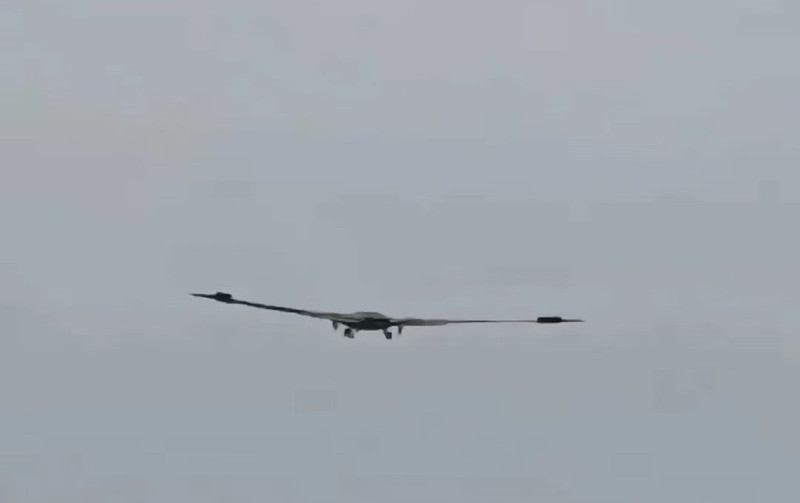 ro-ri-uav-khong-lo-cua-trung-quoc-sai-canh-ngang-ngua-b-2-my.jpg