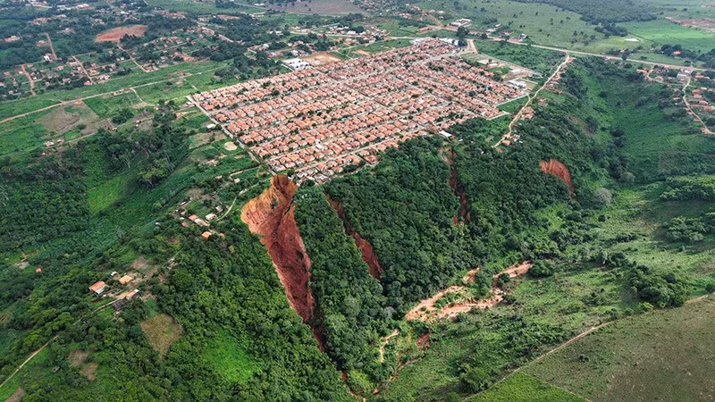 Bộ trưởng Bộ Công chính Lucas Conceicao của Buriticupu đồng thời là một kỹ sư, cho biết rõ ràng thành phố không có khả năng tìm ra giải pháp cho tình trạng hố sụt phức tạp. ho-tu-than-khong-lo-o-thi-tran-amazon-05.jpg