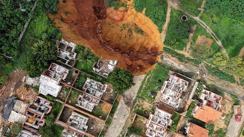 Antonia dos Anjos, người đã sống ở Buriticupu trong 22 năm, lo ngại rằng sẽ sớm xuất hiện thêm nhiều hố sụt. ho-tu-than-khong-lo-o-thi-tran-amazon-04.jpg