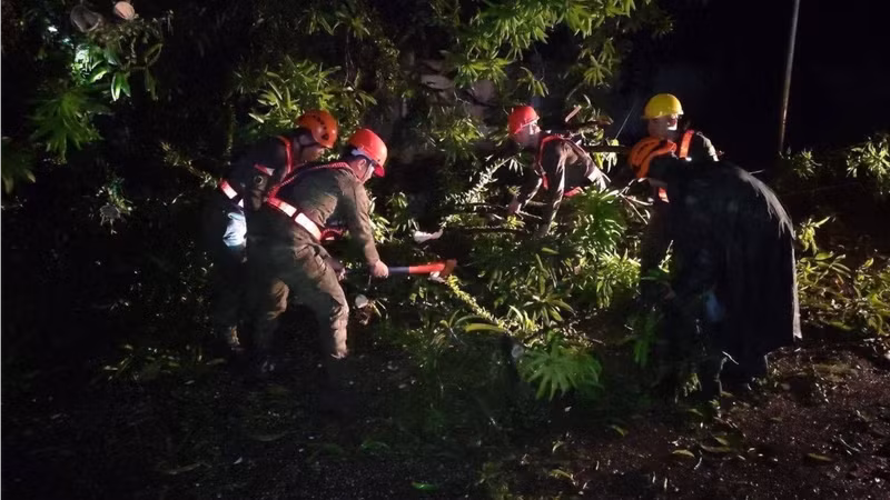 Giám đốc khu vực Văn phòng Phòng thủ Dân sự (OCD) tại Eastern Visayas, ông Lord Byron Torrecarion ở miền Trung Philippines, báo cáo 5 ngư dân ở tỉnh Eastern Samar đang mất tích. bao-bualoi-quet-philippines.png