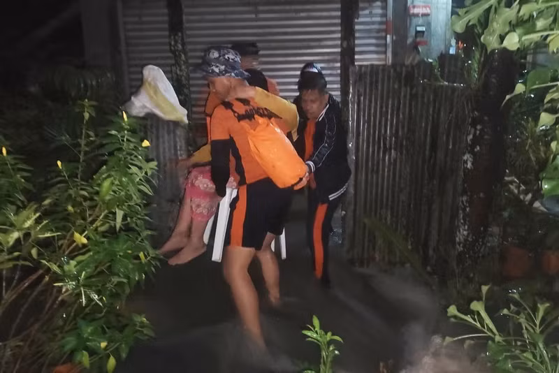 NDRRMC cho biết tổng cộng 303.537 gia đình, tương đương 1.212.712 người, đã bị ảnh hưởng trên toàn quốc. Dự báo Bualoi sẽ rời khỏi Vùng Trách nhiệm Philippines (PAR) trước chiều 27/9. bao-bualoi-quet-philippines-4.png