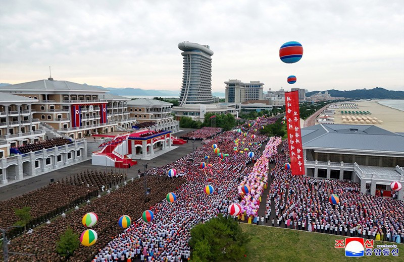 chum-anh-trieu-tien-khanh-thanh-khu-du-lich-bien-wonsan-kalma-04.jpg