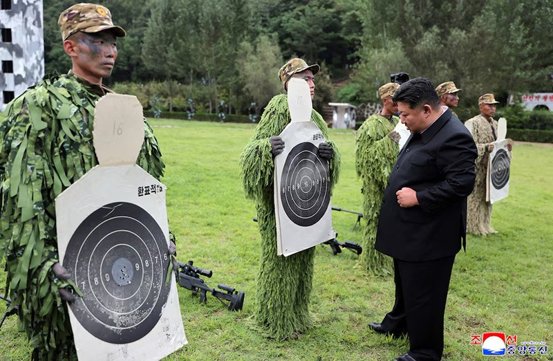 chum-anh-ong-kim-jong-un-tham-luc-luong-dac-nhiem-03.jpg