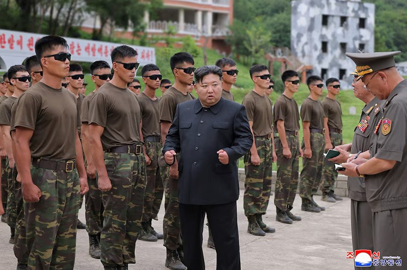 chum-anh-ong-kim-jong-un-tham-luc-luong-dac-nhiem-02.jpg