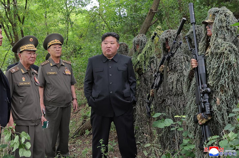 chum-anh-ong-kim-jong-un-tham-luc-luong-dac-nhiem-01.jpg