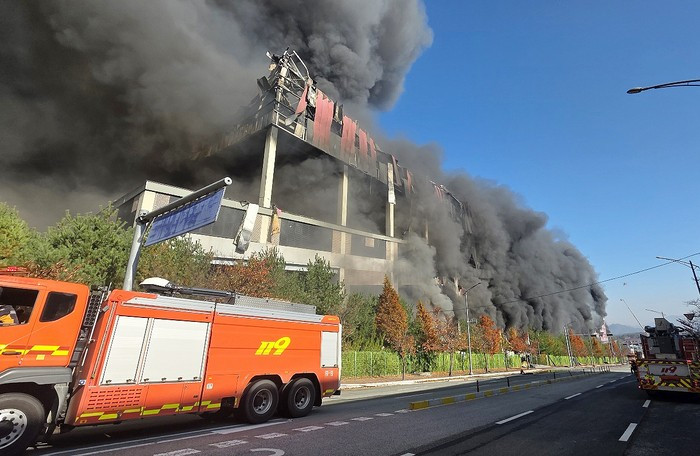 Toàn bộ ba nhân viên làm việc tại trung tâm, gồm cả bảo vệ, đã kịp thời sơ tán an toàn, không có thương vong. Tuy nhiên, quy mô thiệt hại được đánh giá là rất lớn: toàn bộ kho hàng cùng lượng lớn quần áo, giày dép bị thiêu rụi. can-canh-dam-chay-lon-hang-trieu-kien-hang-bi-thieu-rui-4.jpg