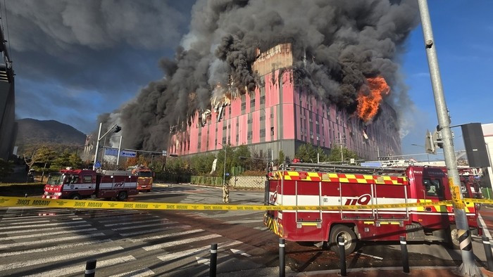 Ngay sau khi nhận tin báo, lực lượng cứu hỏa địa phương đã phát lệnh ứng cứu cấp độ 1, huy động toàn bộ nhân lực trong khu vực. Sau đó, tình hình được nâng lên cấp độ 2, với sự tham gia của lực lượng từ các vùng lân cận. can-canh-dam-chay-lon-hang-trieu-kien-hang-bi-thieu-rui-2.jpg