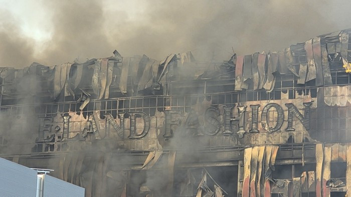 Cơ sở có khả năng tiếp nhận cùng lúc 150 xe tải, xử lý tới 50.000 kiện hàng mỗi ngày, tương đương 4–5 triệu kiện hàng mỗi năm. can-canh-dam-chay-lon-hang-trieu-kien-hang-bi-thieu-rui-7.jpg