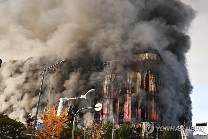 Hiện lực lượng chức năng đang tiếp tục điều tra nguyên nhân vụ cháy và thống kê thiệt hại. can-canh-dam-chay-lon-hang-trieu-kien-hang-bi-thieu-rui-9.jpg