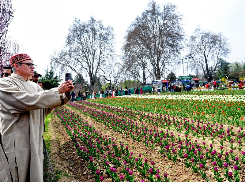 chum-anh-vuon-hoa-tulip-lon-nhat-chau-a-mo-cua-don-du-khach-2.jpg