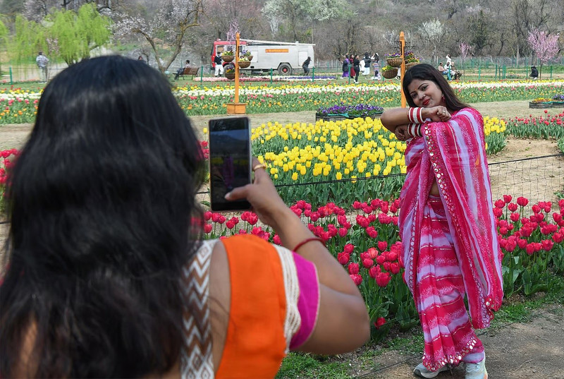 chum-anh-vuon-hoa-tulip-lon-nhat-chau-a-mo-cua-don-du-khach-6.jpg