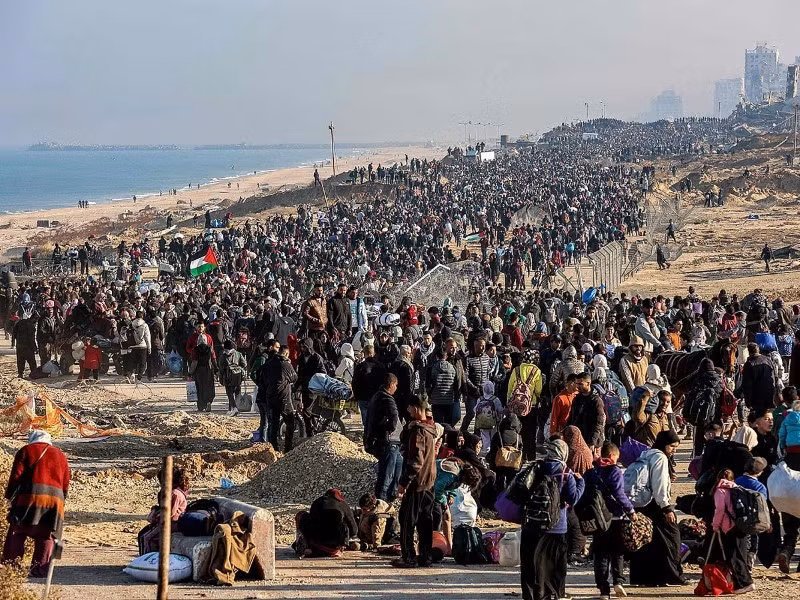 Người dân Palestine bắt đầu trở về phía bắc Gaza ngày 27/1, một quan chức tại Bộ Nội vụ do Hamas điều hành của vùng lãnh thổ này nói với AFP, sau bước đột phá trong các cuộc đàm phán giữa Hamas và Israel. nhin-lai-cac-su-kien-quan-trong-trong-tuan-qua-anh-5.jpg