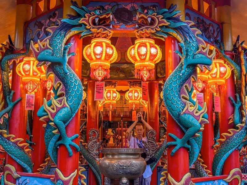 Một người đang cầu nguyện tại chùa Amurva Bhumi Vihara vào đêm giao thừa Tết Nguyên đán ở Jakarta, Indonesia ngày 28/1. nhin-lai-cac-su-kien-quan-trong-trong-tuan-qua-anh-2.jpg