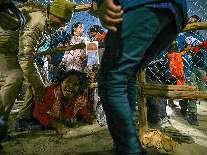 Một tín đồ tại hiện trường vụ giẫm đạp trong lễ hội Maha Kumbh Mela đang diễn ra ở Prayagraj, Ấn Độ ngày 29/1. . nhin-lai-cac-su-kien-quan-trong-trong-tuan-qua-anh-6.jpg