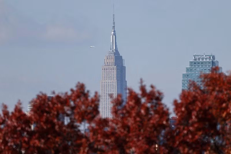Tòa nhà Empire State nổi bật phía trên những hàng cây mùa thu ở thành phố New York, Mỹ. Ảnh: Reuters. chum-anh-mua-thu-tren-khap-the-gioi-1105-018.jpg