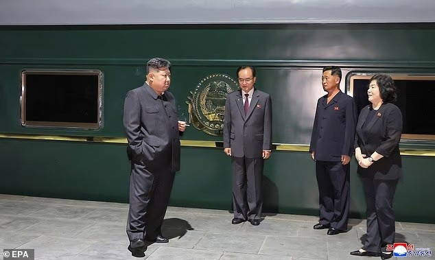 con-gai-ong-kim-jong-un-gay-soc-xuat-hien-tai-dieu-binh-day-tin-don-ke-6.jpg