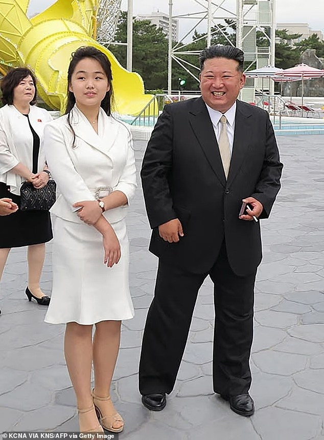 con-gai-ong-kim-jong-un-gay-soc-xuat-hien-tai-dieu-binh-day-tin-don-ke-3.jpg