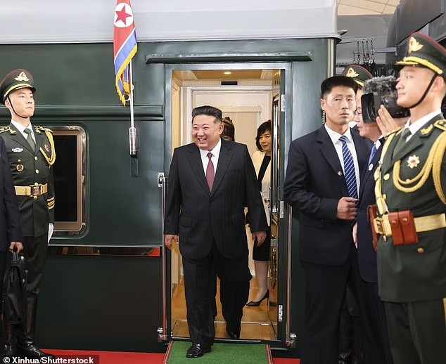 con-gai-ong-kim-jong-un-gay-soc-xuat-hien-tai-dieu-binh-day-tin-don-ke-4.jpg