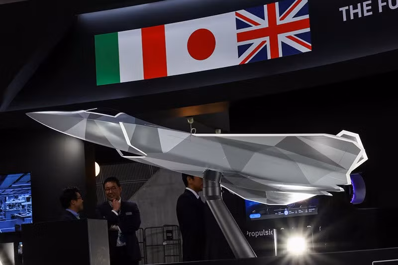 Đại sứ Hoa Kỳ tại Nhật Bản, ông George Glass, nhấn mạnh tầm quan trọng của việc đồng phát triển, sản xuất và duy trì vũ khí chung giữa các đồng minh. chum-anh-trien-lam-an-ninh-quoc-phong-nhat-ban-dsei-04.jpg