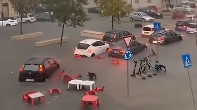 Các cơn giông mạnh gây ngập lụt nghiêm trọng ở khu vực Piazza Euripide. Xe máy và ô tô bị ngập gần như hoàn toàn, bàn ghế ngoài trời bị cuốn trôi theo dòng nước sicily-ngap-trong-bien-nuoc-o-to-troi-lenh-benh-giua-pho.jpg