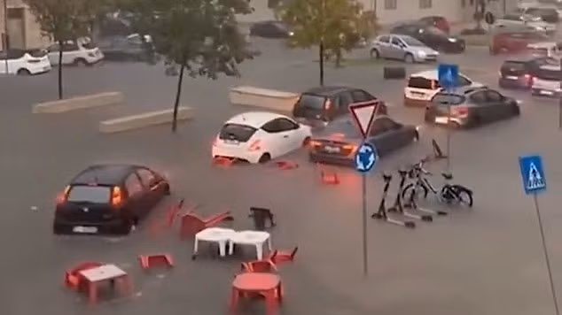 Các cơn giông mạnh gây ngập lụt nghiêm trọng ở khu vực Piazza Euripide. Xe máy và ô tô bị ngập gần như hoàn toàn, bàn ghế ngoài trời bị cuốn trôi theo dòng nước sicily-ngap-trong-bien-nuoc-o-to-troi-lenh-benh-giua-pho.jpg
