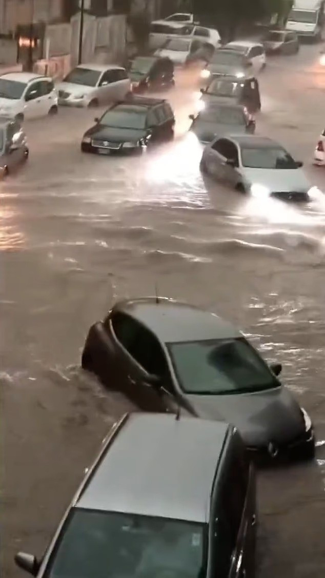 Các khu vực như Andalucia, Galicia, Catalonia và Aragon (Tây Ban Nha) dự kiến sẽ hứng chịu điều kiện thời tiết tồi tệ nhất trong những ngày tới. sicily-ngap-trong-bien-nuoc-o-to-troi-lenh-benh-giua-pho-5.jpg