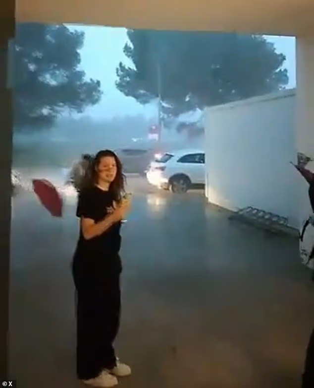 Bão Melissa gây hỗn loạn ở Barcelona và Mallorca: mưa đá, gió mạnh, sân bay El Prat bị hủy hàng chục chuyến bay. Cảnh báo cam được ban hành, người dân được khuyên nên ở trong nhà. sicily-ngap-trong-bien-nuoc-o-to-troi-lenh-benh-giua-pho-3.jpg