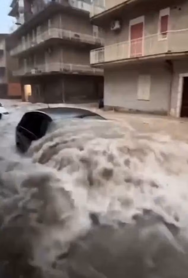 Một số khu vực như Cerdanyola del Vallès bị ngập do sông Riu Sec (Tây Ban Nha) tràn bờ. sicily-ngap-trong-bien-nuoc-o-to-troi-lenh-benh-giua-pho-4.jpg