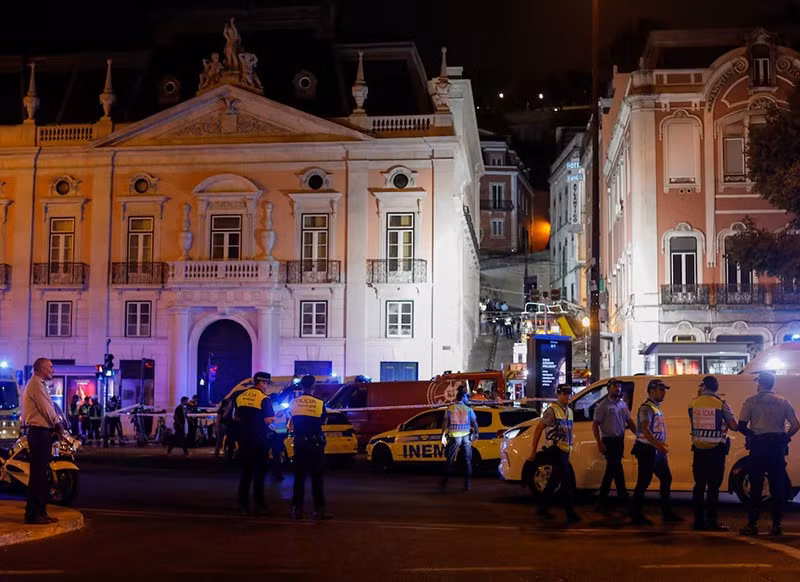 Thị trưởng Lisbon Carlos Moedas gọi đây là “một ngày bi thảm” và cho biết thành phố đang để tang. Chính phủ Bồ Đào Nha tuyên bố quốc tang ngày 4/9. chum-anh-15-nguoi-mang-tai-nan-cap-treo-lisbon-04.jpg