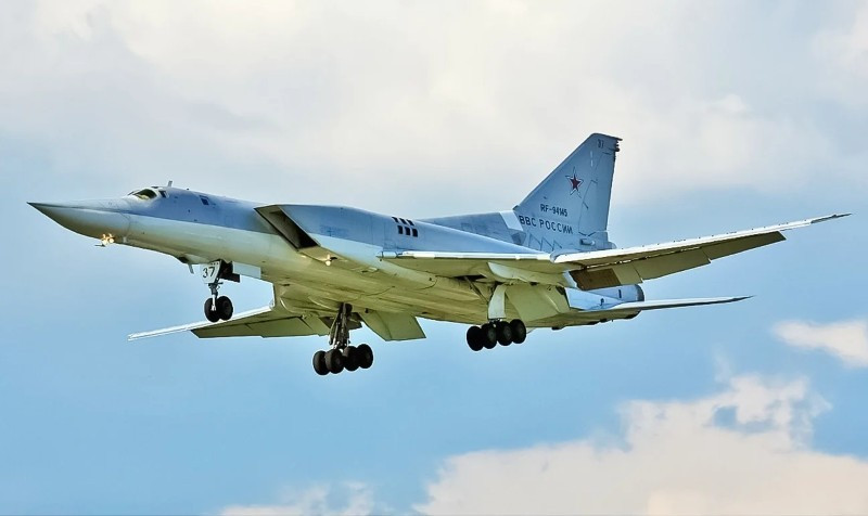 5. Tupolev Tu-22 "Blinder" / Tu-22M "Backfire". Máy bay ném bom siêu âm, ban đầu khó lái nhưng sau cải tiến thành Tu-22M với cánh cụp xoè. Có khả năng mang 24 tấn vũ khí, từng huấn luyện tấn công nhóm tàu sân bay Mỹ. 10-may-bay-xo-viet-6.jpg