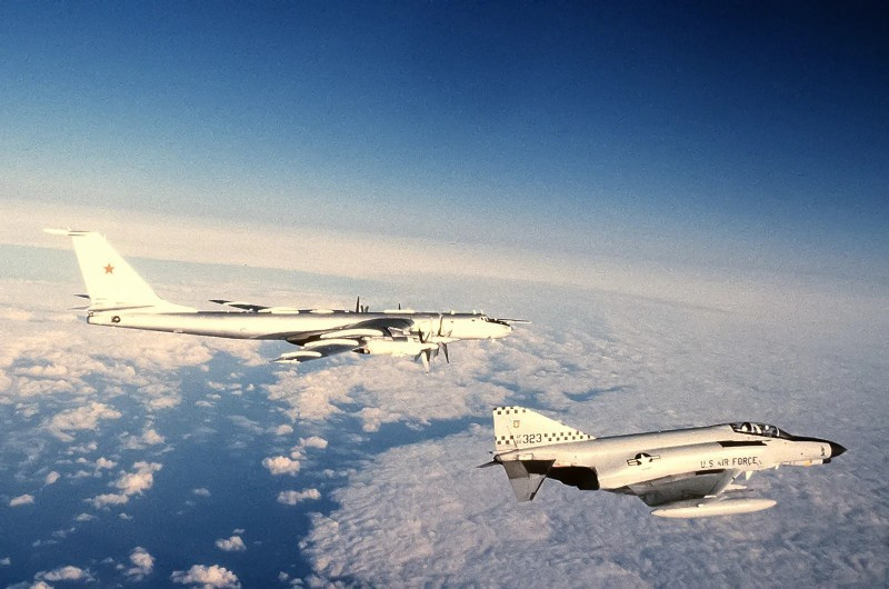 1. Tupolev Tu-95 "Bear". Máy bay ném bom chiến lược cánh quạt khổng lồ, tốc độ 925 km/h, vẫn hoạt động đến nay. Nổi tiếng với vụ thả bom hạt nhân Tsar Bomb 50 megaton năm 1961, biểu tượng sức mạnh răn đe Liên Xô. 10-may-bay-xo-viet-10.jpg