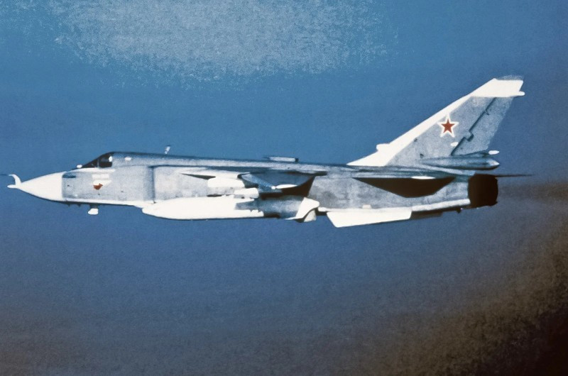 4. Sukhoi Su-24 "Fencer". Máy bay cường kích cánh cụp xoè, nổi bật với radar bám địa hình tự động, cho phép bay thấp tốc độ cao. Mang tới 8 tấn vũ khí, đa dạng biến thể từ tác chiến điện tử đến trinh sát. 10-may-bay-xo-viet-7.jpg