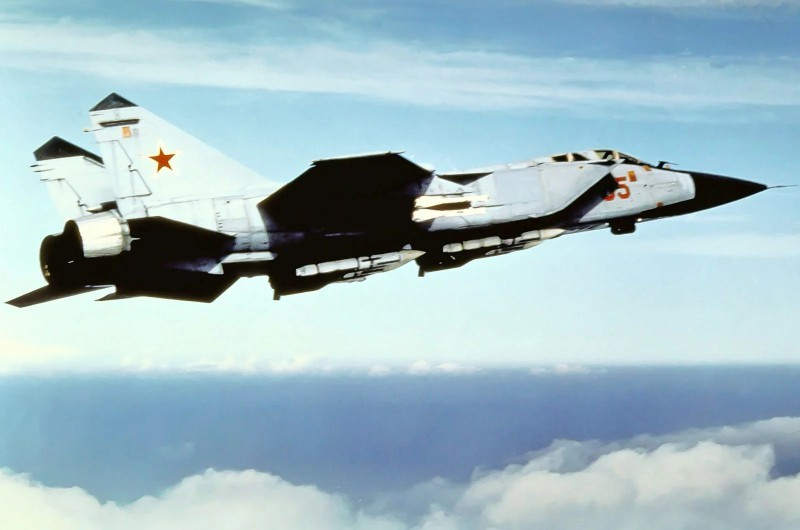 3. Mikoyan MiG-31 "Foxhound". Tiêm kích đánh chặn siêu tốc, kế thừa MiG-25. Trang bị radar quét điện tử đầu tiên trên thế giới, tên lửa R-33 tầm xa. Tốc độ Mach 2.83, chiến thuật “bầy sói” bảo vệ không phận rộng lớn. 10-may-bay-xo-viet-8.jpg