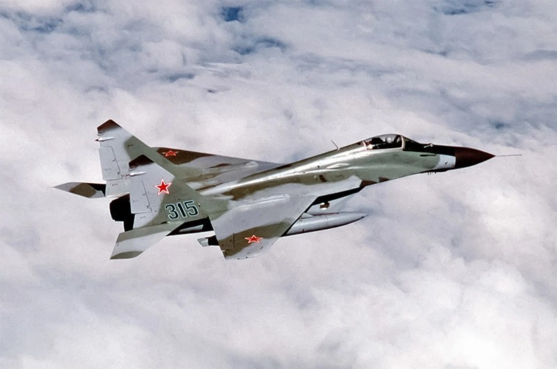 8. Mikoyan MiG-29 "Fulcrum". Ra mắt năm 1983, đối trọng F-15 và F-16. Được đánh giá cao nhờ khả năng cơ động, radar mới, tên lửa R-73 điều khiển bằng mũ bay. Tuy nhiên, phạm vi hoạt động ngắn và động cơ khói dễ bị phát hiện. 10-may-bay-xo-viet-3.jpg