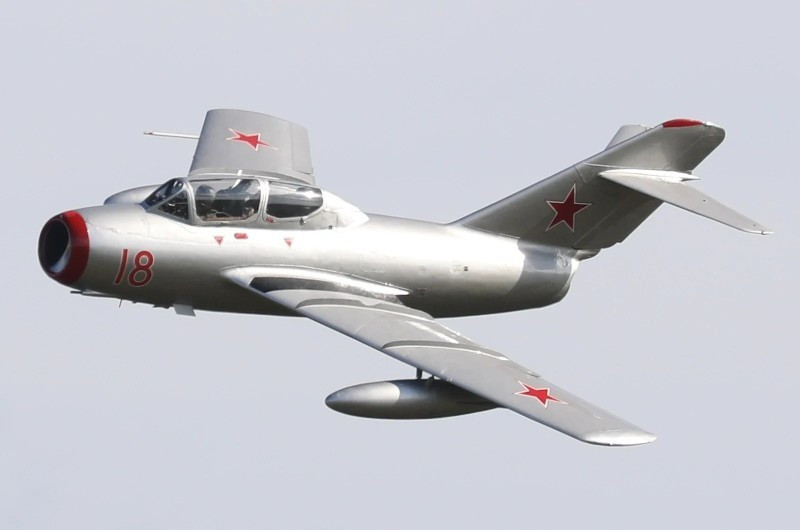 6. Mikoyan-Gurevich MiG-15. Tiêm kích phản lực đầu tiên của Liên Xô, kết hợp công nghệ Đức và động cơ Anh. Nổi bật trong chiến tranh Triều Tiên, cơ động, leo cao nhanh, trang bị pháo 37mm mạnh mẽ, thách thức ưu thế Mỹ. 10-may-bay-xo-viet-5.jpg