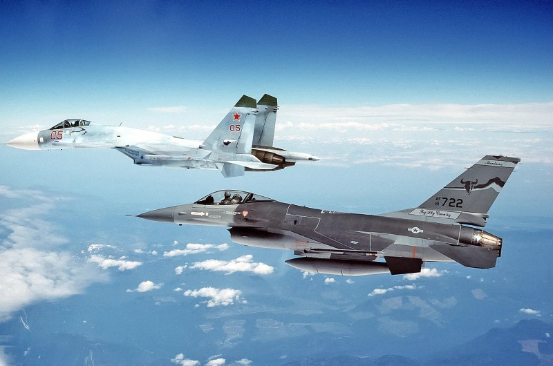 2. Sukhoi Su-27 "Flanker". Tiêm kích chủ lực cuối Chiến tranh Lạnh, đối trọng F-15. Cơ động xuất sắc, leo cao kỷ lục, mang nhiều tên lửa không đối không. Trình diễn bay khiến phương Tây kinh ngạc sau 1990. 10-may-bay-xo-viet-9.jpg
